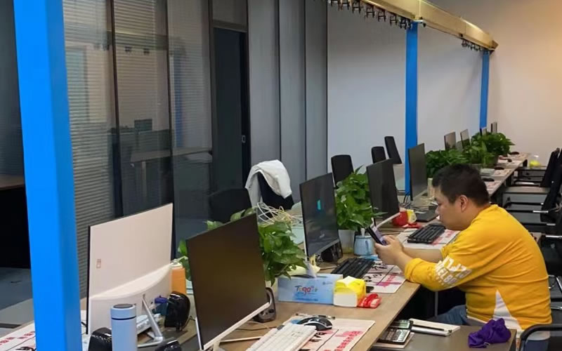 成華制造客服部工作區(qū)一角
